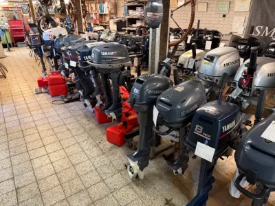 rij van buitenboordmotoren in winkel
