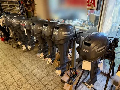 rij buitenboordmotoren in showroom