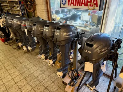 meerdere buitenboordmotoren in opslagruimte