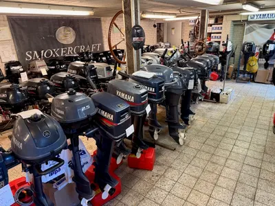 diverse buitenboordmotoren in winkel