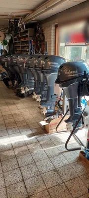 rij buitenboordmotoren in magazijn