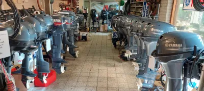 meerdere buitenboordmotoren in winkelruimte