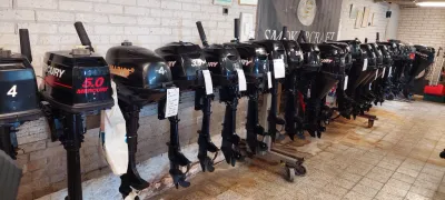 meerdere buitenboordmotoren op rij in hal