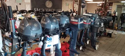 Meerdere buitenboordmotoren in showroom