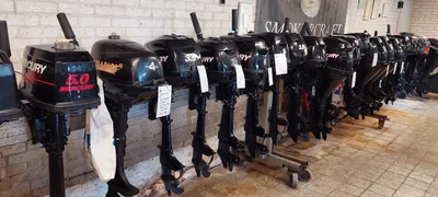 rij buitenboordmotoren in opslagruimte