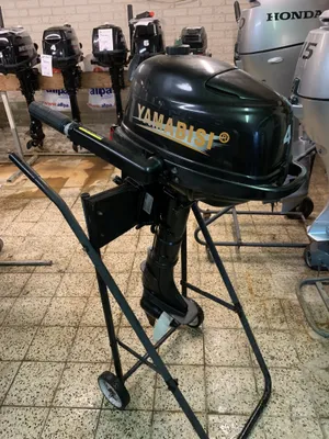 buitenboordmotor op standaard in showroom