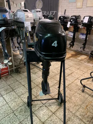 buitenboordmotor op standaard in winkel