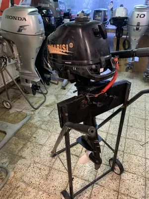 buitenboordmotor op standaard in winkel