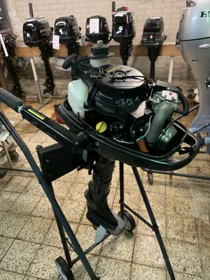 buitenboordmotor in winkelruimte