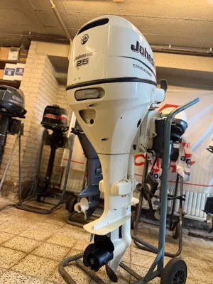 buitenboordmotor in opslagruimte