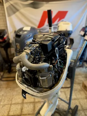 buitenboordmotor in werkplaats