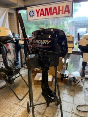 buitenboordmotor staand in werkplaats