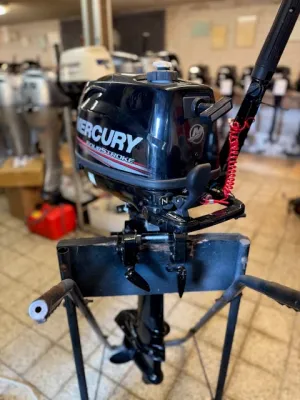 kortstaart buitenboordmotor in werkplaats