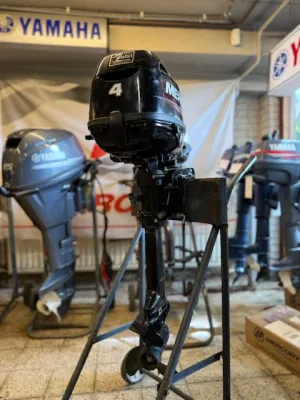 buitenboordmotor op standaard in winkel