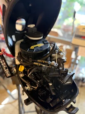 Close-up van buitenboordmotor in werkplaats