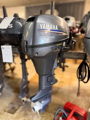 buitenboordmotor in opslagruimte