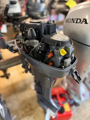 buitenboordmotor met open kap en zicht op binnenwerk