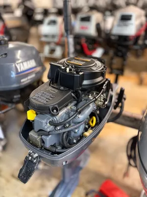 buitenboordmotor in showroom