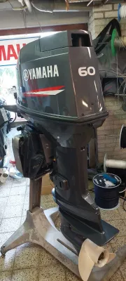 buitenboordmotor in opslagruimte