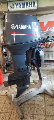 buitenboordmotor op standaard in werkplaats