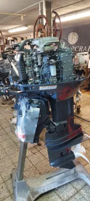 buitenboordmotor in werkplaats