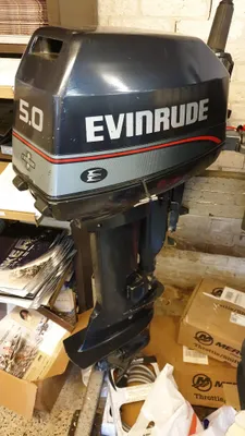 buitenboordmotor in opslagruimte