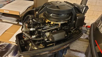 buitenboordmotor opengewerkt in werkplaats