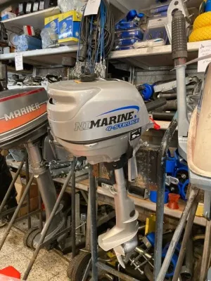 buitenboordmotor in werkplaats