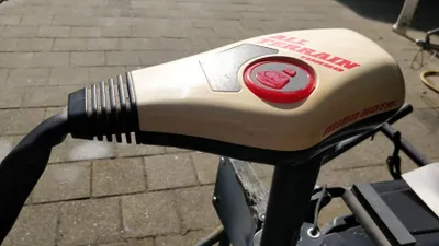 bovenzijde van een boegmotor op tegelvloer