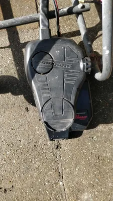 kop van boegmotor op beton