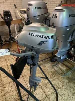 buitenboordmotor in opslagruimte