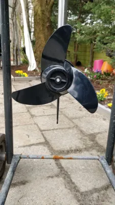 zwarte propeller op standaard