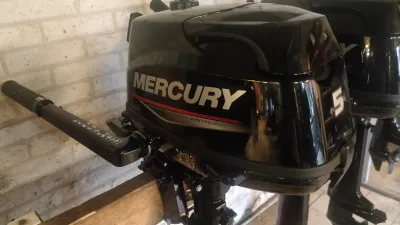 buitenboordmotor op houten steun