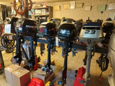 buitenboordmotoren in opslagruimte