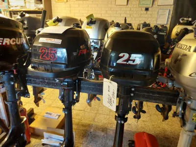 meerdere buitenboordmotoren op rek