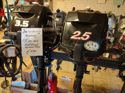 twee buitenboordmotoren in werkplaats