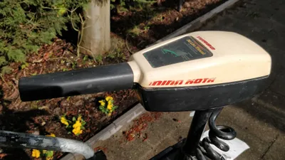 bovenkant van elektrische buitenboordmotor