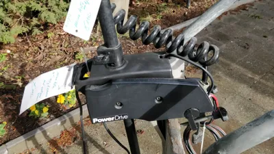 elektrische boegmotor met kabels en label