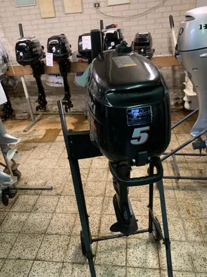 buitenboordmotor op standaard in werkplaats