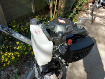 close-up van buitenboordmotor in tuin