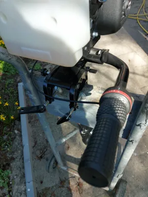 Close-up buitenboordmotor handgreep en klem