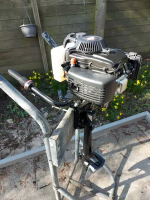 Buitenboordmotor op standaard in tuin