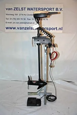 elektrische buitenboordmotor op standaard
