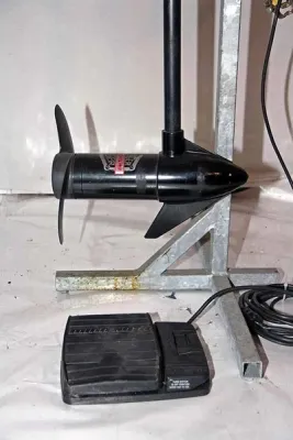 elektrische buitenboordmotor met voetpedaal