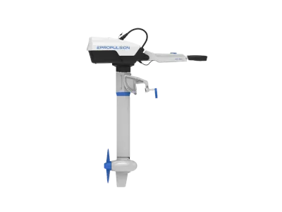 elektrische buitenboordmotor op witte achtergrond