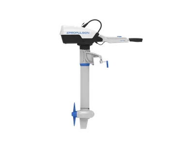 elektrische buitenboordmotor op witte achtergrond