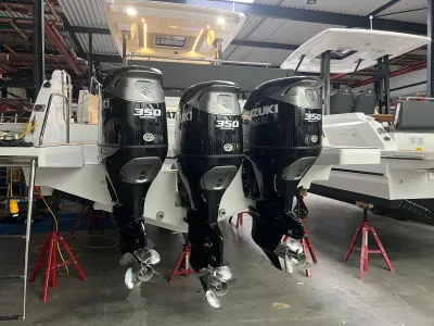 drie buitenboordmotoren aan achtersteven in loods