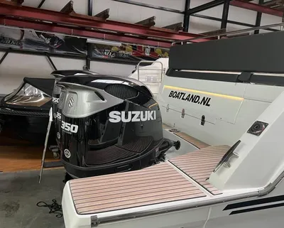 buitenboordmotor en zwemplateau in showroom