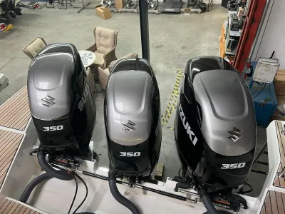 drie buitenboordmotoren op spiegel in hal