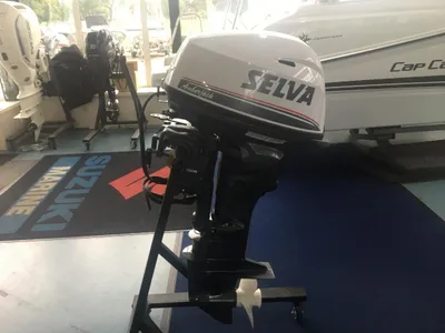 buitenboordmotor in showroom